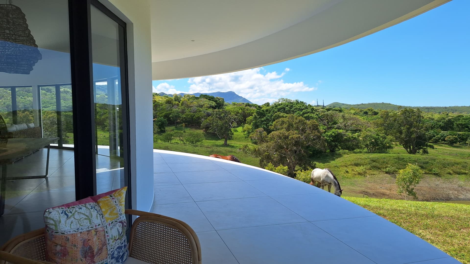 Villa contemporaine aux lignes courbes conçue par Caroline Lima, architecte à Nouméa, ouverte sur la végétation de Nouvelle-Calédonie